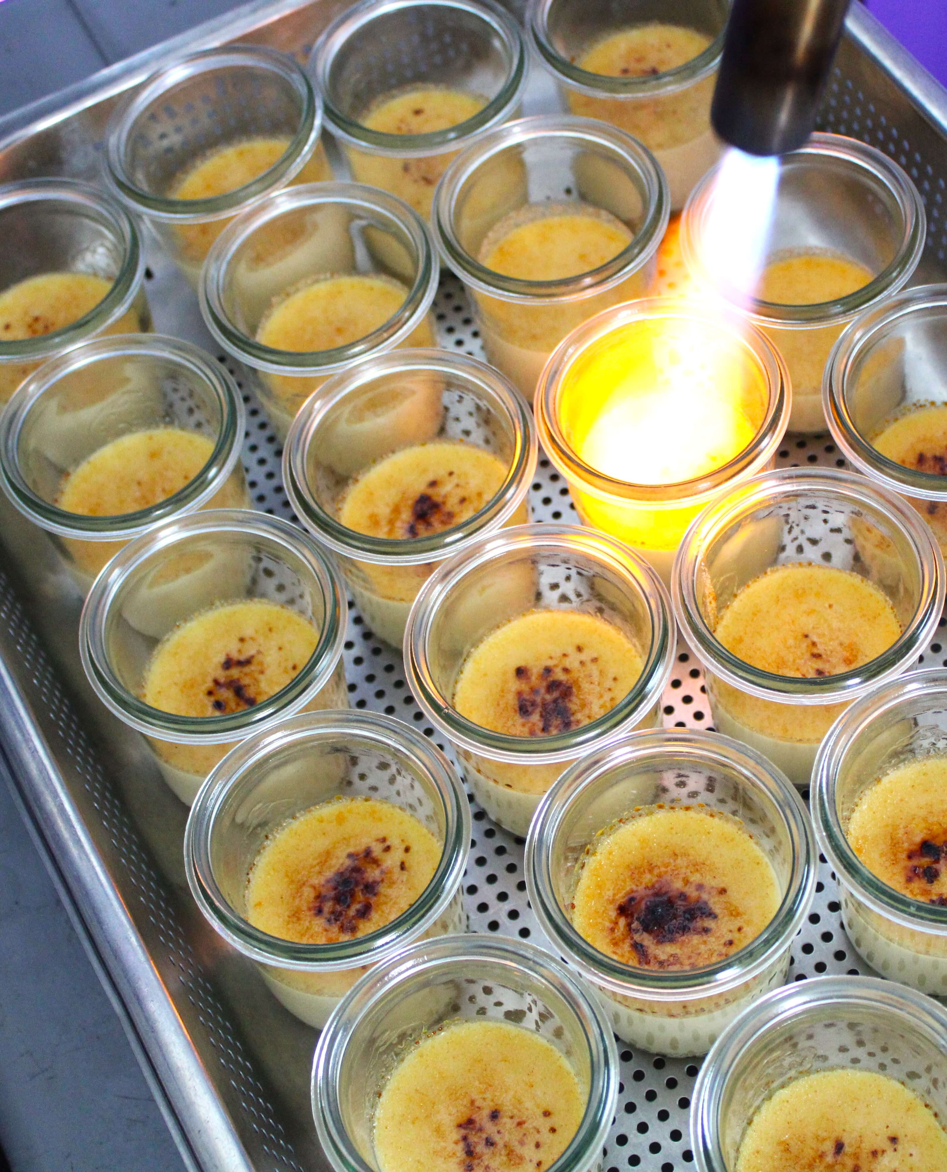 Albertz Catering Hannover - Creme Brûlée wird mit dem Flambierbrenner karamellisiert